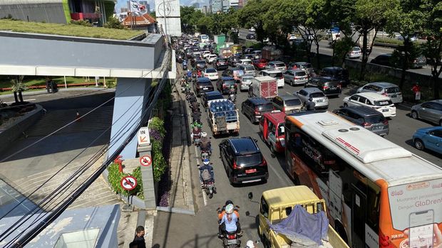 Kemacetan di Jalan TB Simatupang pada Senin (20/2/2023)-(Devi-detikcom)