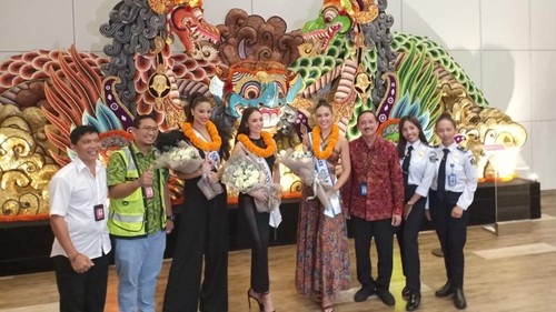 Kepala Dinas Pariwisata Provinsi Bali Tjok Bagus Pemayun ketika menyambut rombongan Miss Universe 2022 RBonney Nola, Minggu (19/2/2023). (Foto: Dok. Dinas Pariwisata Provinsi Bali)