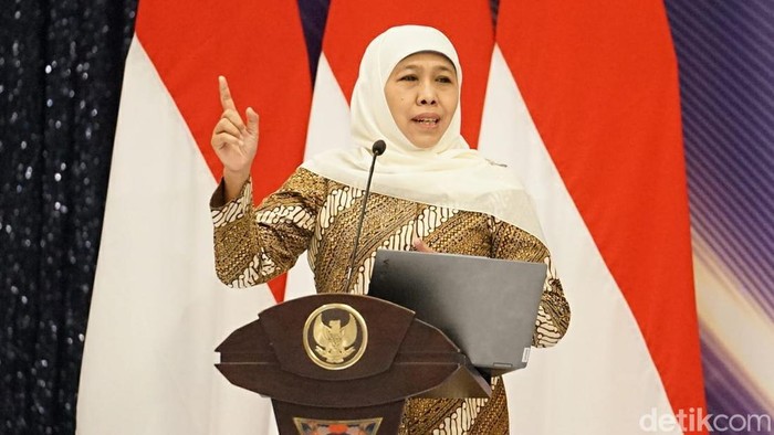 Khofifah Indar Parawansa saat menghadiri acara High Level Meeting (HLM) dan Rakor Pengendalian Inflasi.