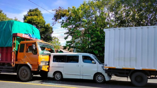 Kondisi kendaraan yang terlibat kecelakaan beruntun di traffic light Jalan Sudirman atau Simpang Batu Agung, Kecamatan Jembrana, Senin (20/2/2023). (IST)