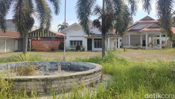 Kondisi rumah jabatan Ketua DPRD Asahan yang tak pernah ditempati kondisinya kini penuh rerumputyan liar.