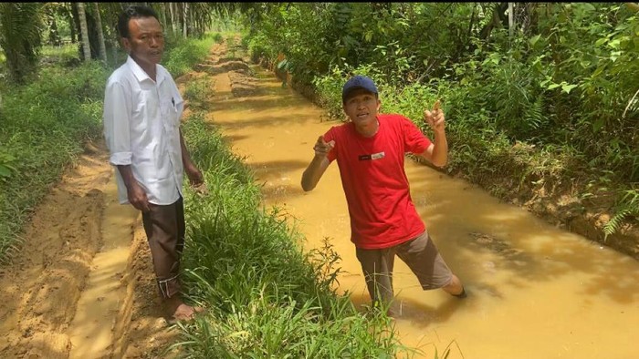Konten kreator Apip Nurahman membuat konten buruknya jalan sentra produksi di Bengkulu Selatan. (Foto: Istimewa)