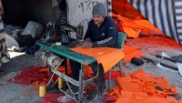 Mereka harus cepat membuat tenda seiring bertambahnya pengungsi korban gempa.