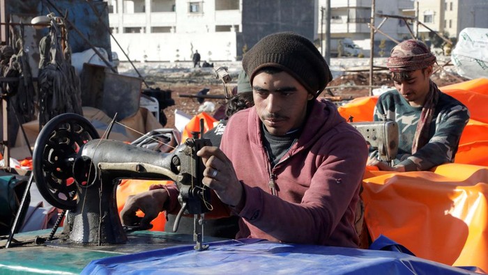Korban Gempa Suriah Bertambah, Bengkel Ini Banjir Order Tenda Pengungsi People work at a blacksmithing and tent making workshop, in the aftermath of a deadly earthquake, in the rebel-held northwestern Syrian city of Azaz, Syria February 18, 2023. REUTERS/Mahmoud Hassano
