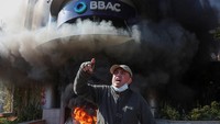 Puluhan warga yang merupakan nasabah bank berunjuk rasa dengan membakar bank-bank di Beirut, Lebanon, Kamis (16/2/2023). (REUTERS/Mohamed Azakir)  