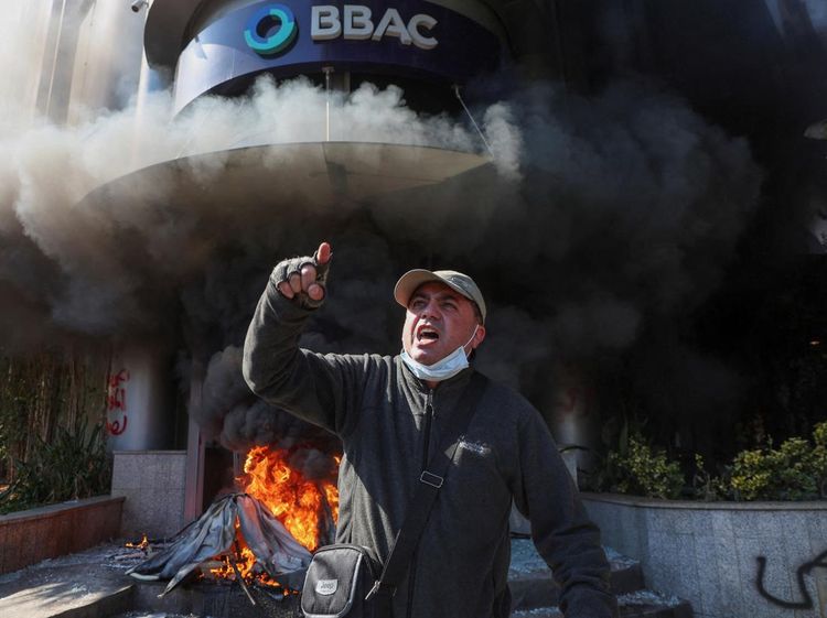 Krisis Lebanon Bikin Miris! Banyak Kantor Bank Dibakar Nasabah