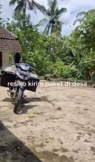 Ngakak! Antar Paket ke Desa, Kurir Ini Malah Diajak Makan Siang