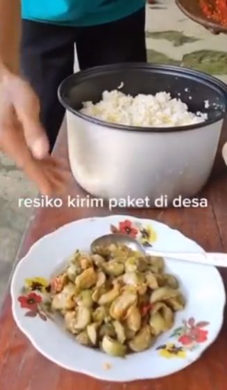 Ngakak! Antar Paket ke Desa, Kurir Ini Malah Diajak Makan Siang