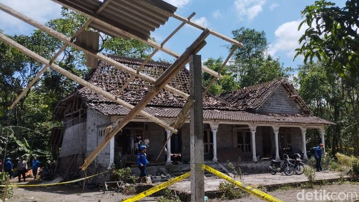 ledakan dahsyat terjadi di Dusun Sadeng Desa Karangbendo Kecamatan Ponggok Kabupaten Blitar