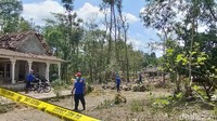 Garis polisi sudah dipasang di sumber ledakan. Petugas jibom didatangkan untuk menyisir seluruh area yang hancur terkena ledakan. Foto: Erliana Riady/detikJatim