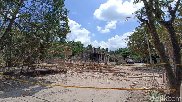 ledakan hebat karena petasan terjadi di Dusun Sadeng Desa Karangbendo Kecamatan Ponggok Kabupaten Blitar