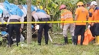 4 Orang tewas, termasuk Sudarman serta 13 orang lainnya terluka karena ledakan dahsyat tersebut. Tampak polisi mengevakuasi jenazah di lokasi ledakan. Foto: Erliana Riady/detikJatim