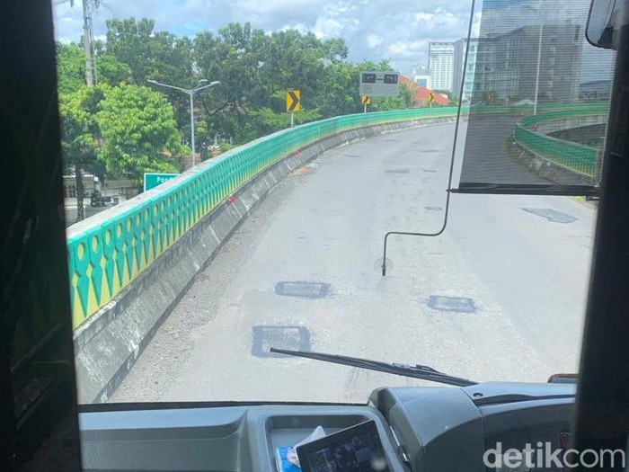 Lubang di Koridor 13 busway layang Transjakarta Jaksel sudah ditambal. 20 Februari 2023. (Mulia Budi/detikcom)