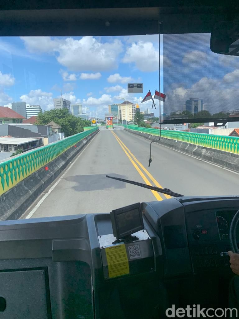 Lubang di Koridor 13 busway layang Transjakarta Jaksel sudah ditambal. 20 Februari 2023. (Mulia Budi/detikcom)
