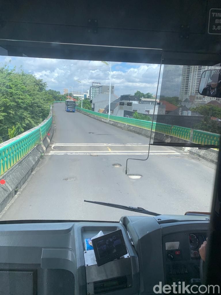 Lubang-lubang di busway Koridor 13 Transjakarta, Jaksel, 20 Februari 2023. (Mulia Budi/detikcom)