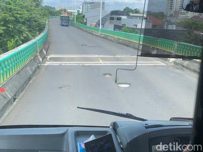 Lubang-lubang di busway Koridor 13 Transjakarta, Jaksel, 20 Februari 2023. (Mulia Budi/detikcom)