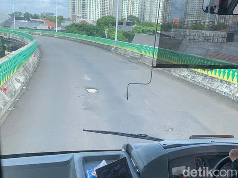 Lubang-lubang di busway Koridor 13 Transjakarta, Jaksel, 20 Februari 2023. (Mulia Budi/detikcom)