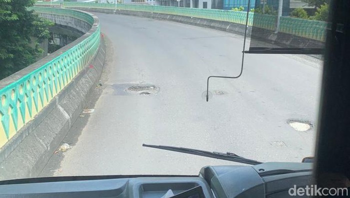 Lubang-lubang di busway Koridor 13 Transjakarta, Jaksel, 20 Februari 2023. (Mulia Budi/detikcom)