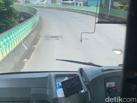 Lubang-lubang di busway Koridor 13 Transjakarta, Jaksel, 20 Februari 2023. (Mulia Budi/detikcom)