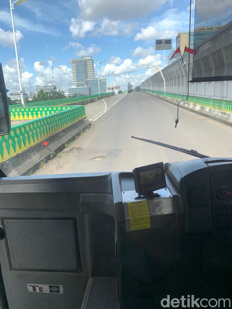 Lubang-lubang di busway Koridor 13 Transjakarta, Jaksel, 20 Februari 2023. (Mulia Budi/detikcom)