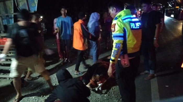 Bus Mercedes Benz di Kabupaten Luwu, Sulawesi Selatan (Sulsel) menabrak seorang pengendara motor bernama Rifaldi (21) hingga tewas.
