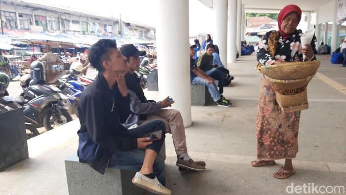 Mak Ella (77) penjual kacang dan nangka rebus dari Tasikmalaya