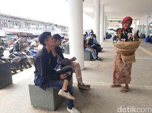 Tekad Baja Mak Ella Gendong Bakul Isi Kacang Keliling Tasik