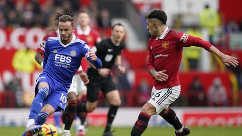 Leicesters James Maddison, left, is challenged by Manchester Uniteds Lisandro Martinez during the English Premier League soccer match between Manchester United and Leicester City at the Stamford Bridge stadium in Manchester, England, Sunday, Feb. 19, 2023. (AP Photo/Dave Thompson)