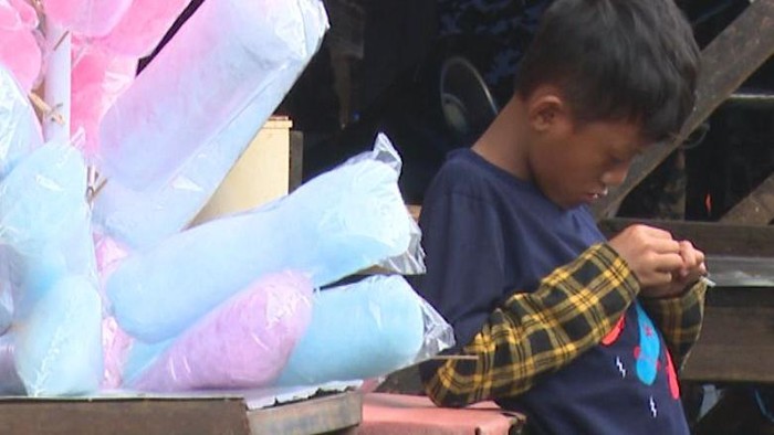 Saat sedang menjajakan dagangan gulalinya, Ilham sering dipalak preman di pasar. Yuk, kita berdonasi di berbuatbaik untuk membantu kehidupan keluarga Ilham.