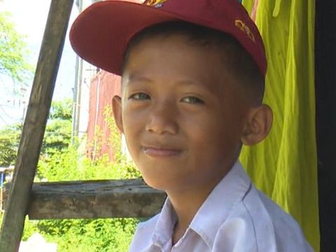Saat sedang menjajakan dagangan gulalinya, Ilham sering dipalak preman di pasar. Yuk, kita berdonasi di berbuatbaik untuk membantu kehidupan keluarga Ilham.