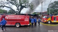 Foto: Kebakaran di gudang plastik tersebut mulai padam sekitar pukul 10.30 Wita. Sekitar 5 mobil pemadam masih di lokasi untuk melakukan pendinginan. (Edward/detikSulsel)
