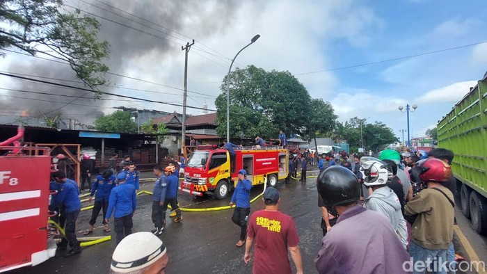 Arus lalu lintas (lalin) di Jalan Poros Maros-Makassar yang sebelumnya macet 4,5 kilometer imbas kebakaran itu kini kembali normal.