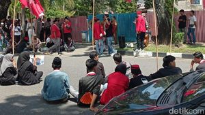 Massa GMNI Demo Walkot Padang Buntut Rumah Singgah Bung Karno Dirubuhkan