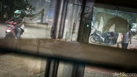 Pemerhati masalah transportasi dan hukum, Budiyanto menganggap pembuatan 10 jalan tembus bukan solusi permanen mengurangi macet.