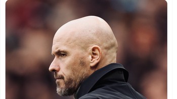 Akun resmi MU di Twitter tanpa ragu memuji pelatih Erik Ten Hag sebagai sosok yang genius. Foto: Twitter
