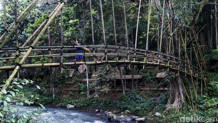Menapaki Keasrian Suku Baduy Luar Suku Baduy merupakan salah satu suku di Indonesia yang masih mempertahankan adat dan istiadatnya. Suku Baduy terletak di Kabupaten Lebak, Banten. Dari Jakarta, Suku Baduy bisa ditempuh dengan mobil selama kurang lebih 4 jam perjalanan.