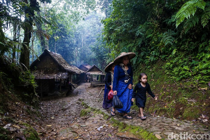 Suku Baduy merupakan salah satu suku di Indonesia yang masih mempertahankan adat dan istiadatnya. Yuk, bareng-bareng menapaki keasriannya.