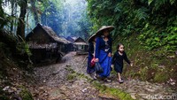 Suku Baduy merupakan salah satu suku di Indonesia yang masih mempertahankan adat dan istiadatnya.