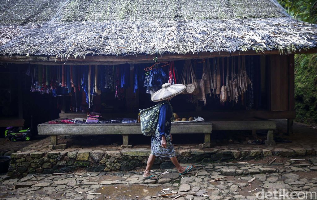 Suku Baduy merupakan salah satu suku di Indonesia yang masih mempertahankan adat dan istiadatnya. Suku Baduy terletak di Kabupaten Lebak, Banten. Dari Jakarta, Suku Baduy bisa ditempuh dengan mobil selama kurang lebih 4 jam perjalanan.