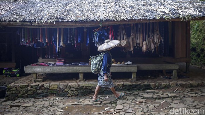 Suku Baduy merupakan salah satu suku di Indonesia yang masih mempertahankan adat dan istiadatnya. Yuk, bareng-bareng menapaki keasriannya.