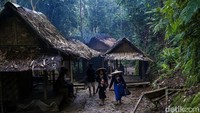 Begitu juga dengan perempuan Baduy luar, mereka menggunakan baju dengan model kutu baru sebagai pakaian sehari-hari.