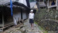 Warga Baduy Dalam beraktivitas dengan tidak memakai alas kaki.