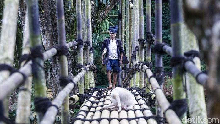 Suku Baduy merupakan salah satu suku di Indonesia yang masih mempertahankan adat dan istiadatnya. Suku Baduy terletak di Kabupaten Lebak, Banten. Dari Jakarta, Suku Baduy bisa ditempuh dengan mobil selama kurang lebih 4 jam perjalanan.