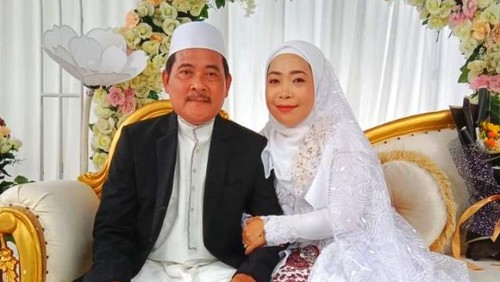 Pernikahan Muhammad Hapipi dan Baiq Sri Ratna Wahyuningsih viral karena maskawin kain kafan.