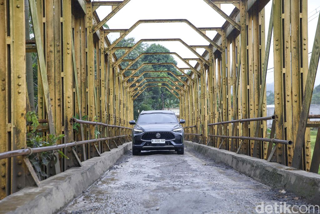 detikOto langsung menjajal SUV terbaru dari Morris Garage (MG), New HS dengan melibas jalur berkelok khas perbukitan di wilayah selatan Banten-Jawa Barat.