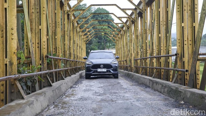 Menjajal Ketangguhan MG New HS Melibas Selatan Banten-Jabar detikOto langsung menjajal SUV terbaru dari Morris Garage (MG), New HS dengan melibas jalur berkelok khas perbukitan di wilayah selatan Banten-Jawa Barat.