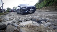 Karakter setirnya pun tergolong sangat bisa menyesuaikan kondisi jalan. Selain ada mode bobot setir, karakternya sendiri pun cukup baik untuk membaca karakter berkendara kita.