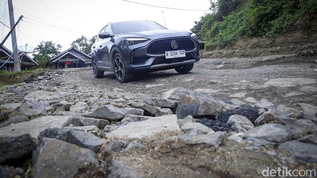 detikOto langsung menjajal SUV terbaru dari Morris Garage (MG), New HS dengan melibas jalur berkelok khas perbukitan di wilayah selatan Banten-Jawa Barat.