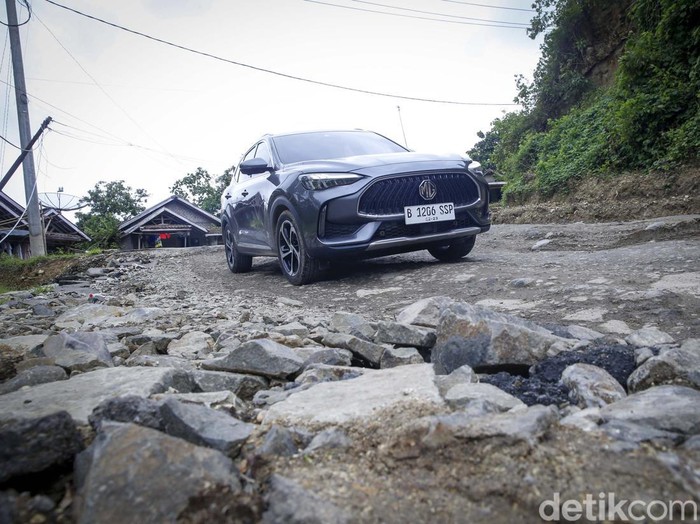 detikOto langsung menjajal SUV terbaru dari Morris Garage (MG), New HS dengan melibas jalur berkelok khas perbukitan di wilayah selatan Banten-Jawa Barat.