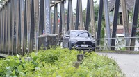 Asyiknya ketika mobil dibawa melibas jalanan berkelok di jalur Garung-Malingping, pengendalian mobil ini terasa meyakinkan. Body roll terasa minim, berkat set suspensi yang dibuat medium-keras.